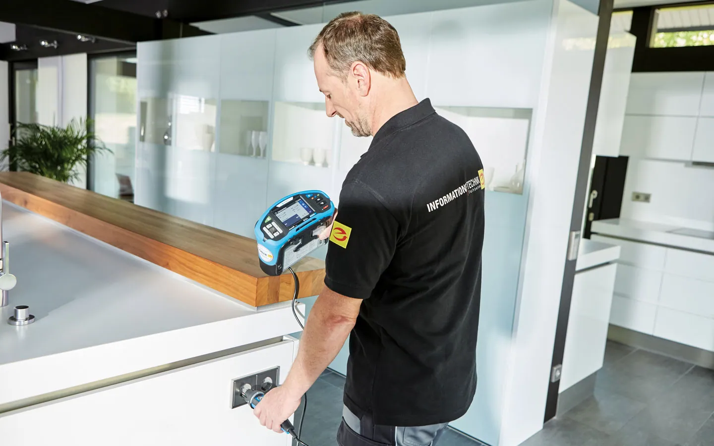 E-CHECK - Mitarbeiter prüft die Steckdosen in der Küche &middot; W.S. Elektro