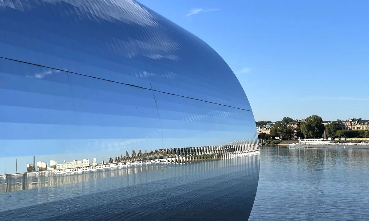Kunstobjekt mit Spiegeln und Blick über den Rhein auf die Stadt Mainz &middot; W.S. Elektro GmbH